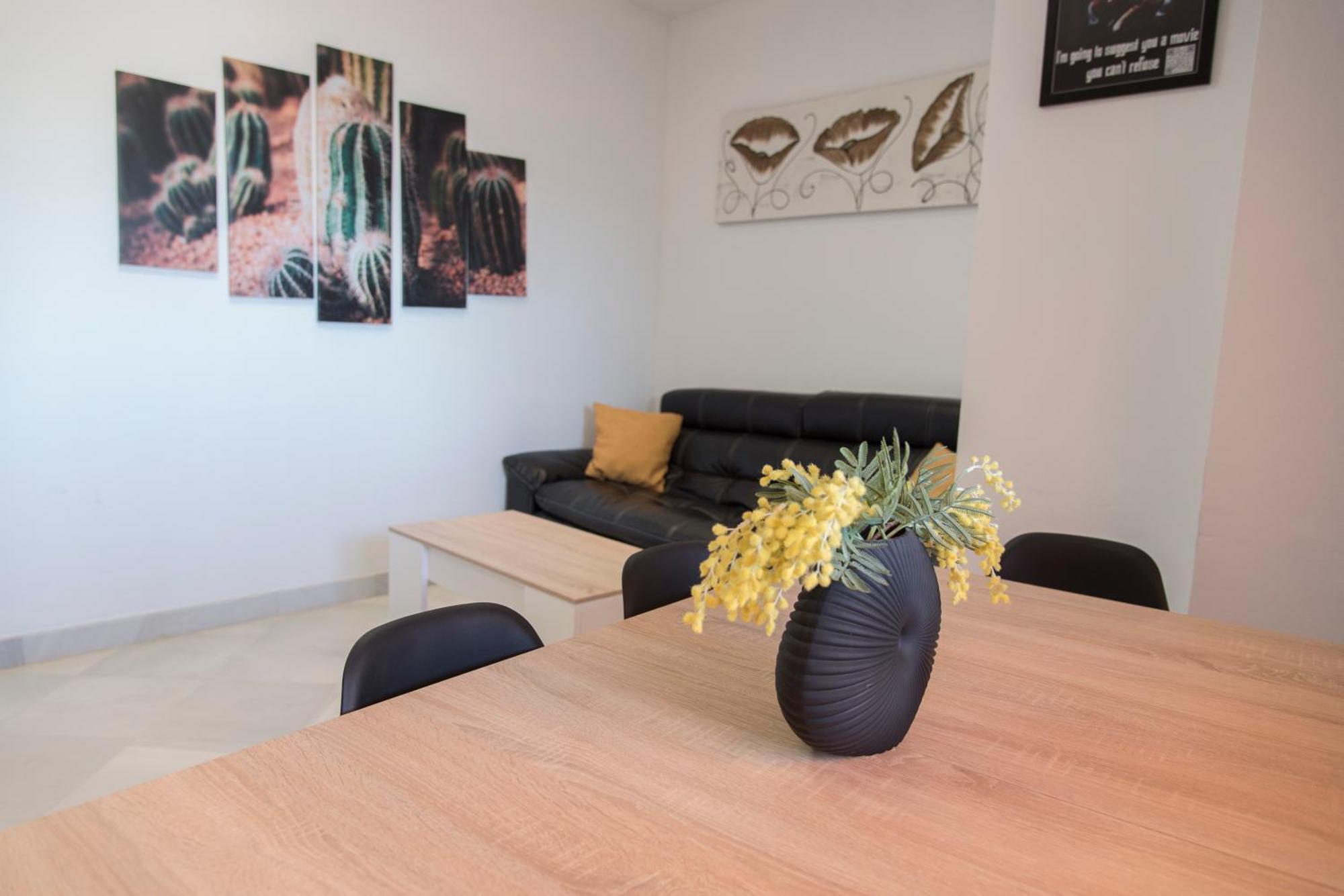 Nightinsevilla Bailen Free Parking — Photos 1